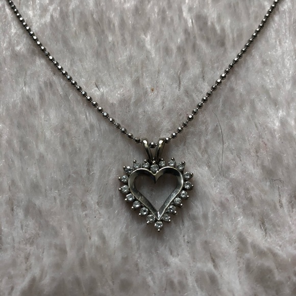 14k White Gold Heart Shape Necklace - Picture 2 of 5